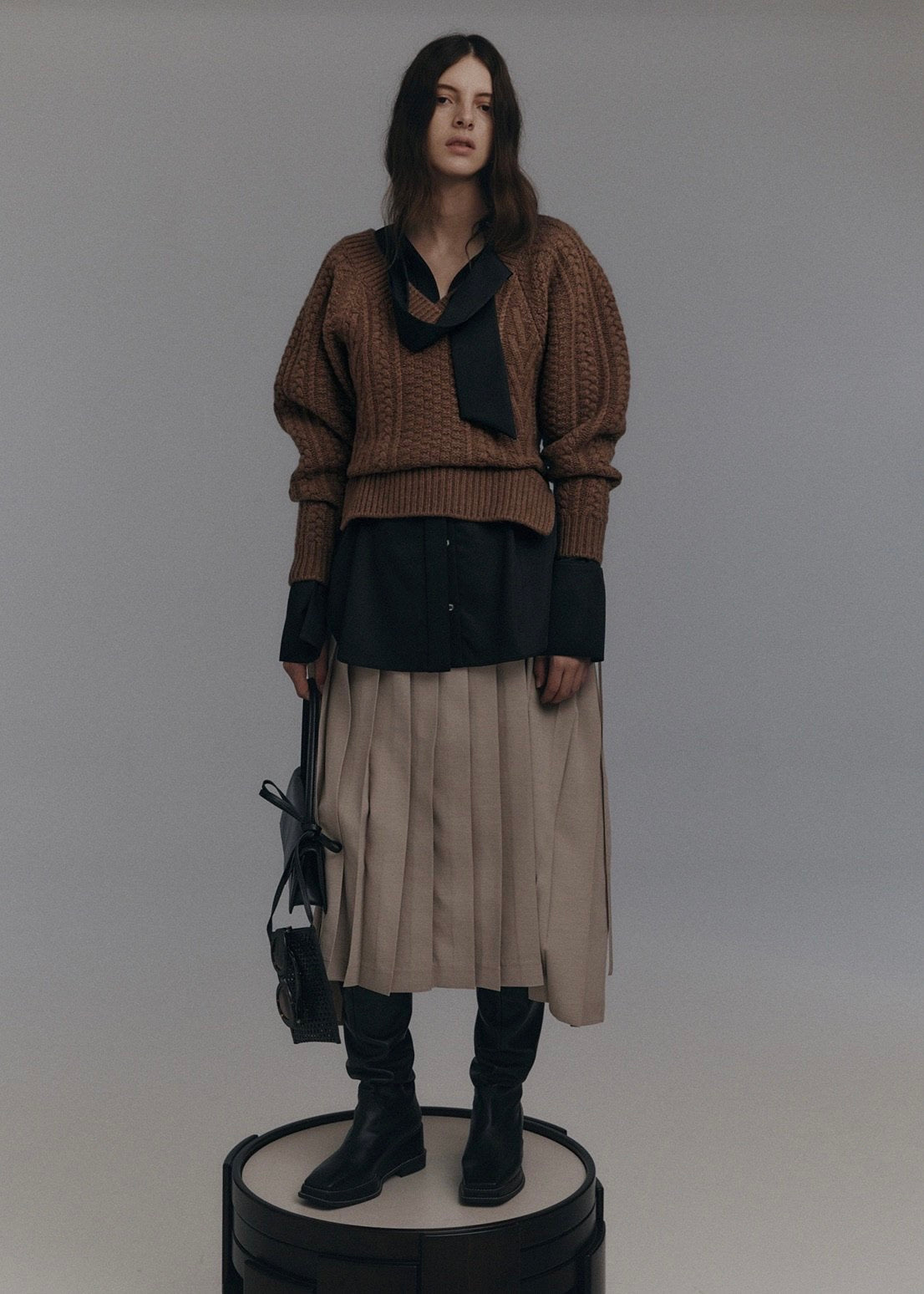 V-NECK CABLE KNIT WOOL SWEATER (BROWN) | RECTO – YEAR END