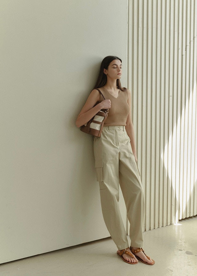 ELBORN | Neo V-neck Sleeveless Top (Camel Beige)