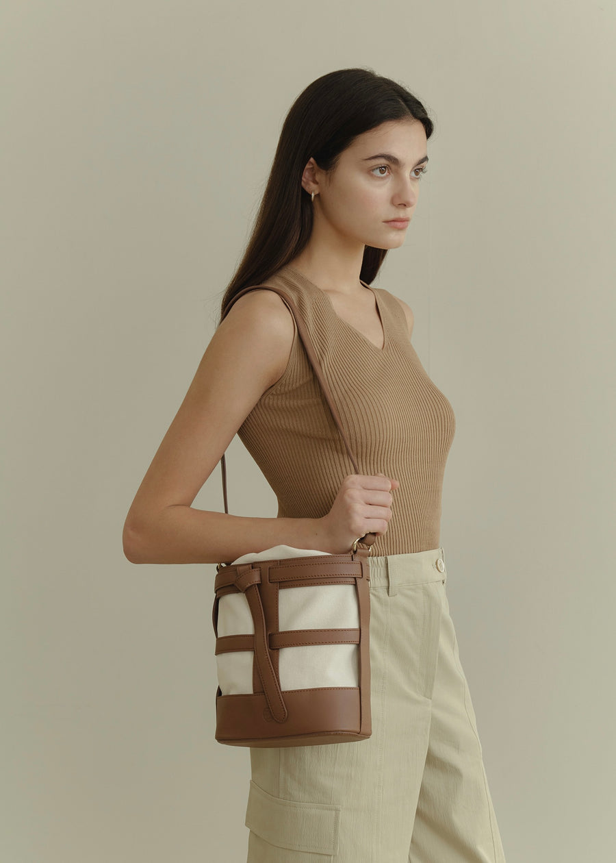 ELBORN | Neo V-neck Sleeveless Top (Camel Beige)