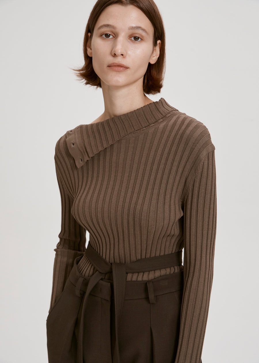 BUTTONED RIBBED TURTLENECK (KHAKI) | RECTO