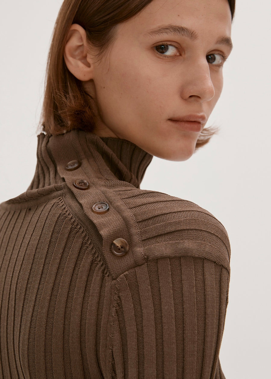 BUTTONED RIBBED TURTLENECK (KHAKI) | RECTO