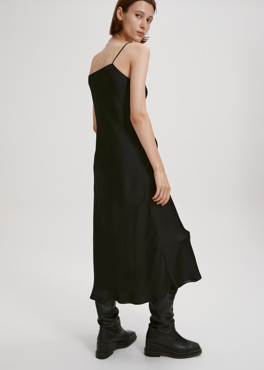 LAYERED PLEATED DRESS (BLACK) | RECTO.