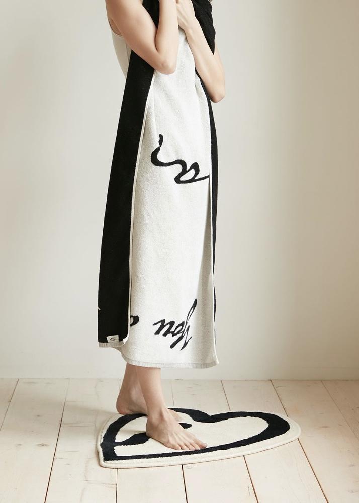 Claw Heart Rug in Black (S)