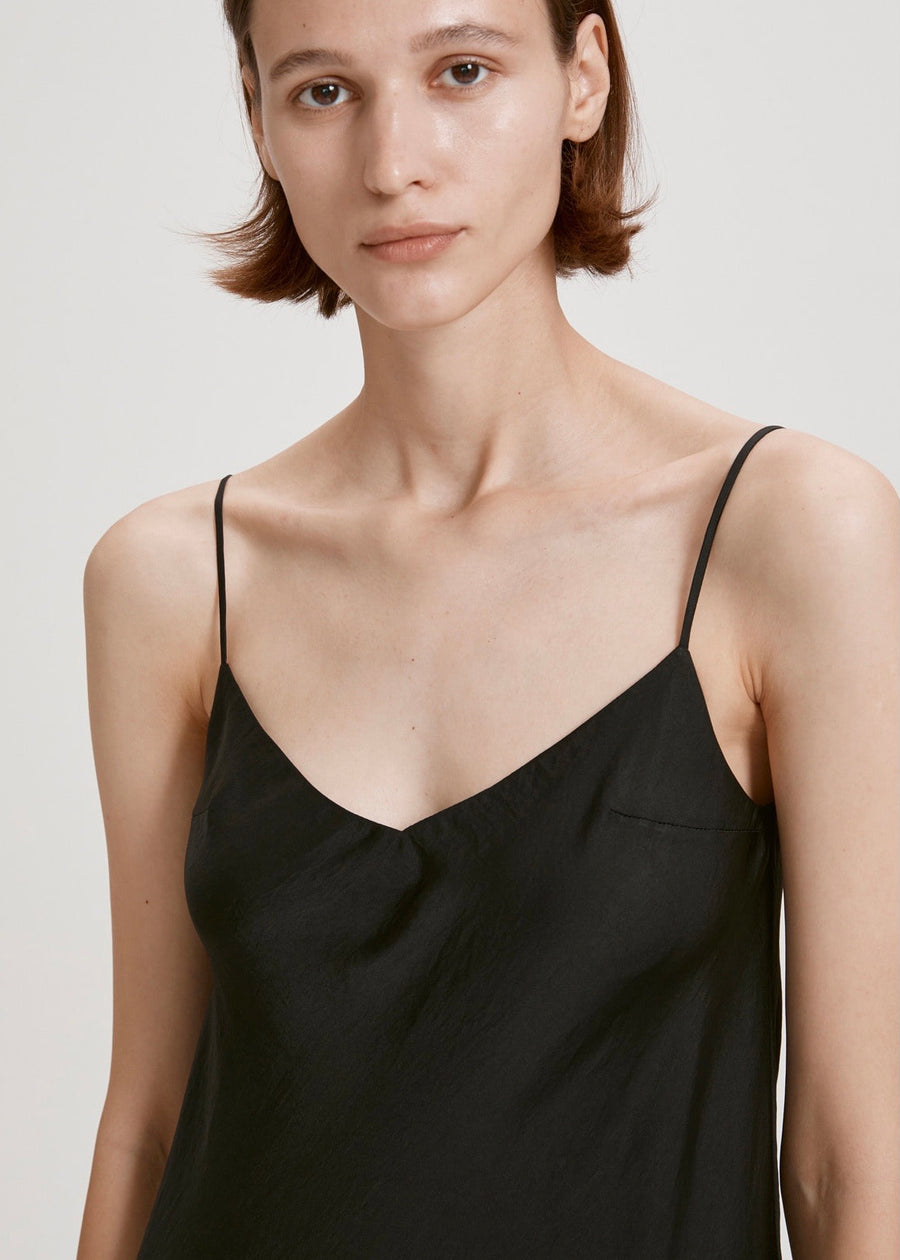 LAYERED PLEATED DRESS (BLACK) | RECTO.
