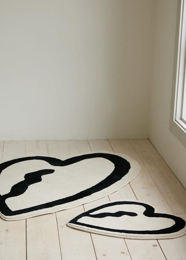 Claw Heart Rug in Black (S)