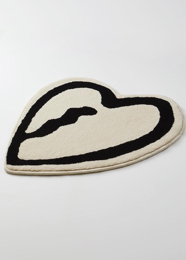 Claw Heart Rug in Black (S)