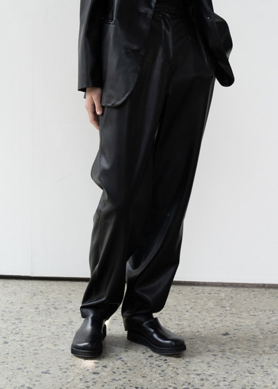Curved eco leather pants (black)